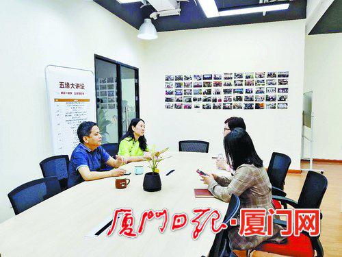 金山街道党员干部深入一线与企业面对面,问计问需、解决困难。