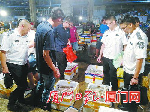执法检查人员会同专业检测机构开展水产品抽样检测工作。
