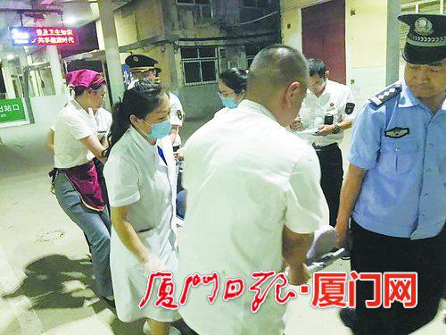 小潘在乘警和列车工作人员帮助下顺利就医生产。(厦门铁路公安处提供)