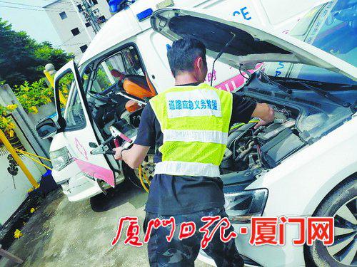 ▲志愿者为救护车搭电。 (寻补黄交通志愿服务队供图)