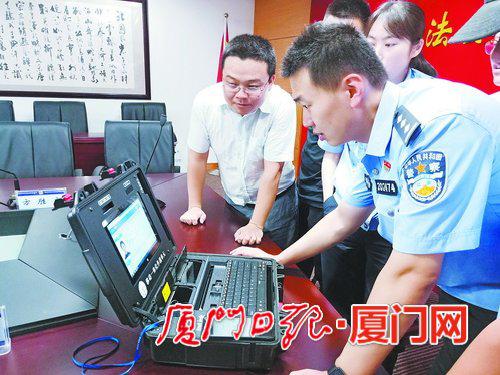 湖里警方提前调试设备。