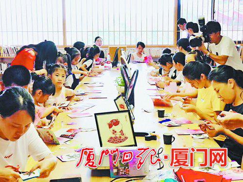 仙岳书院的非遗小学堂里孩子们正在学习剪纸。