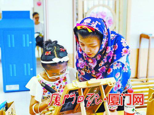 孩子们正在学习惠和影雕。