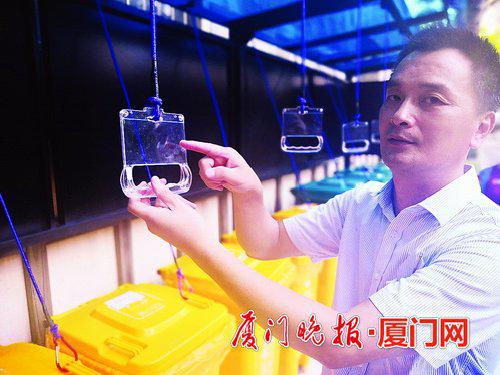■物业主任说,拉手里面将会嵌入垃圾分类宣传资料。