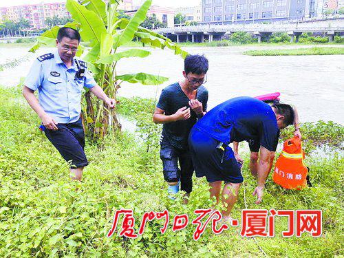 在民警郭瑞进(左)等的帮助下,被困男子(中)终于获救。