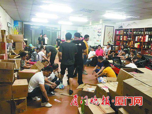 ■涉赌人员被一锅端。湖里警方供图