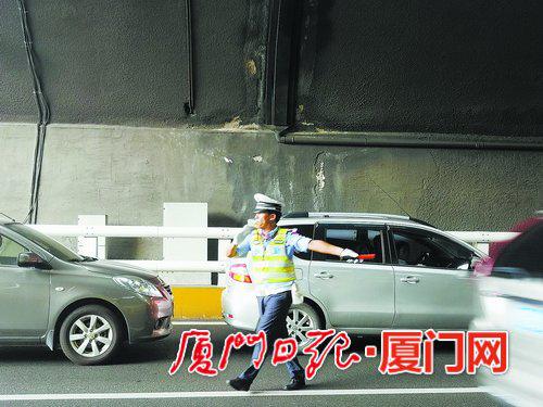 林跃东正在梧村隧道转盘处指挥交通。