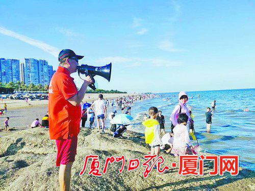 110水上救援队用喇叭喊话,劝海里游泳人员别游太远。(110水上救援队供图)