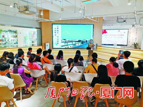 塘边社区党委书记陈桂兰正在进行宣讲,分享社区治理心路历程。