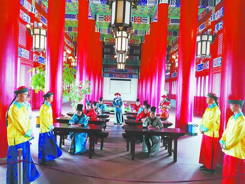 到同安影视城“穿越”古代参加科举考试。(本组图/同安文旅公司提供)