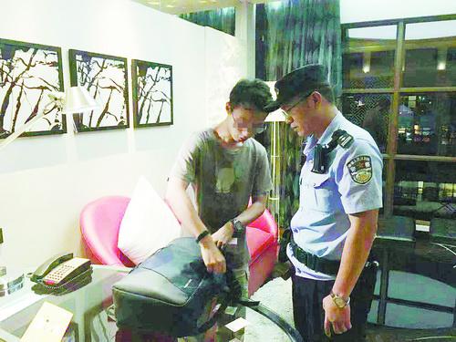 民警在酒店将黄某控制。(警方供图)