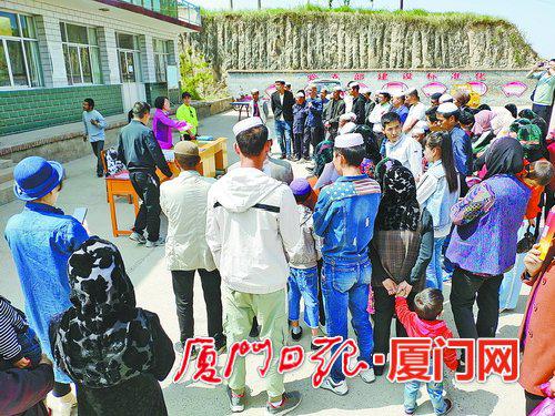 ▲湖里区人社局到甘肃东乡族自治县开展招聘,企业在现场介绍。