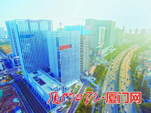 湖里区正以高颜值高素质的崭新形象,迎接一批批海内外客商。图为五通金融商务中心。(本报资料图)