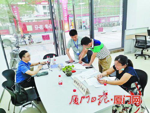 调解员在湖边水库东片区旧村整村改造指挥部倾力化解矛盾纠纷。