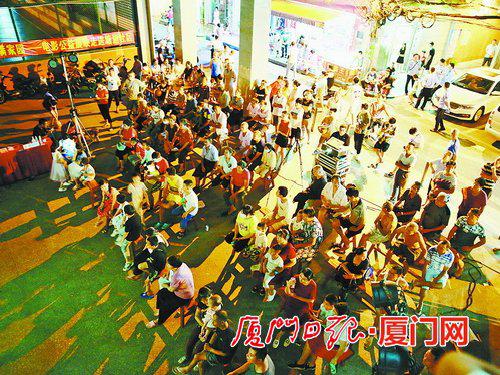 ▲“小康幸‘湖’年,光影满家园”电影宣讲活动走进塘边社区。