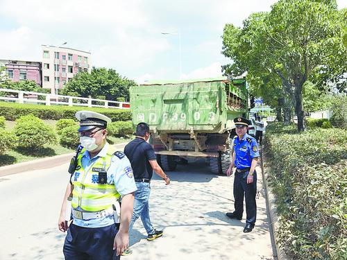 湖里区建设局联合执法局、环保局、交警等多部门,展开联合执法,在辖区重要路段和以往违规多发区域布控设点,对渣土运输车辆逐一进行检查,违规渣土车一一落网。 (区建设局 供图)