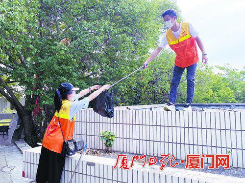 ▲学生配合默契,不放过任何卫生死角。 (本组图/厦门理工学院提供)