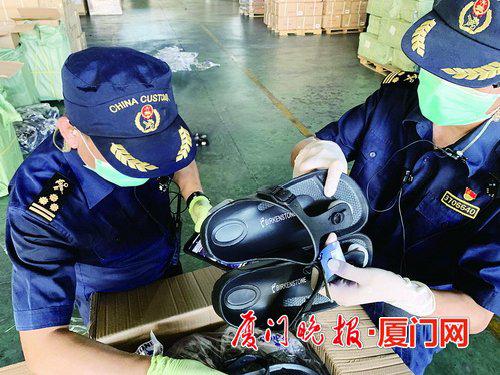 ■海关关员查验涉嫌侵权拖鞋。蔡少军 摄