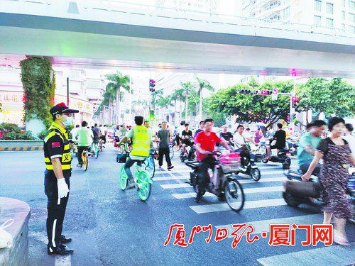 义务交警、社会志愿者主动在各路口参与协勤劝导,志愿服务在湖里蔚然成风。(湖里区委文明办 供图)