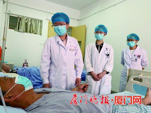 ■郑莹医生（左）在病房与患者沟通交流。  李琪彬 摄