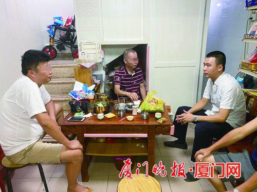 ■余果南入户做居民工作。