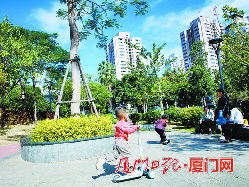 昨日,寒意渐浓,市民在家门口的口袋公园享受暖阳。 (蔡茂祥 摄)
