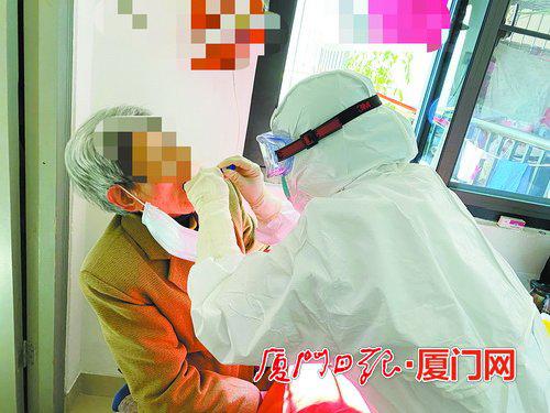 ▲工作人员正在采集咽拭子标本。(湖里团区委 供图)