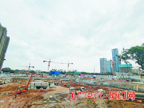 为保质保量完成任务,工地通过加大人员和设备投入来抢抓工期。
