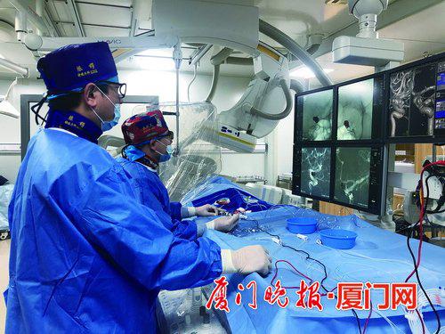 ■正月初四凌晨3点,陈锷(左一)和同事在为患者实施急诊手术。