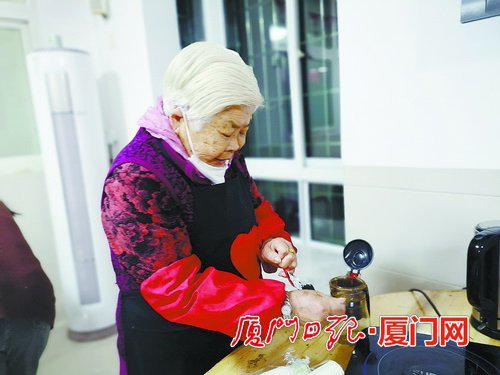 陈水金为志愿者煮“爱心夜宵”。
