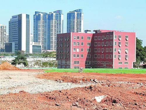 西潘社房屋拆除工程进行工地扬尘防治前,沙尘裸露。