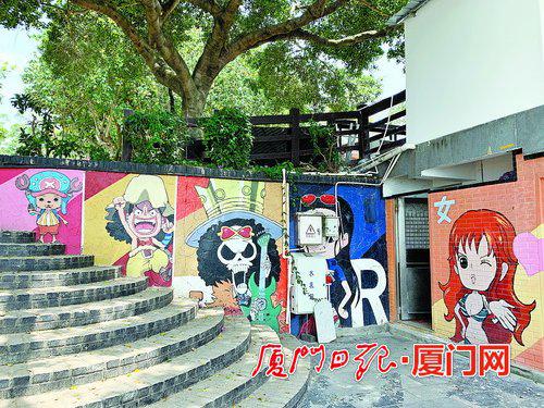 厦门“十大厕王”榜首——书法广场公厕,外墙有彩绘漫画图案。
