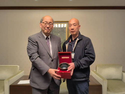 左为守屋雅史馆长,右为贵稀堂李义忠,两人手握贵稀堂李义忠龙窑油滴盏