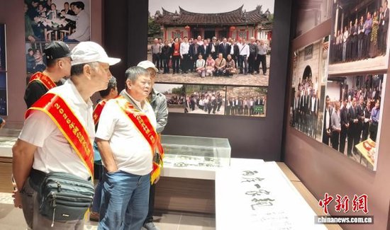 8月10日下午，参加“同名寻根 两岸同心”——2026年闽台同名村镇（同宗）续缘之旅的台胞走进漳州市长泰区参访，图为台胞在原乡·山重迁台记忆馆参观。漳州市长泰区台联供图