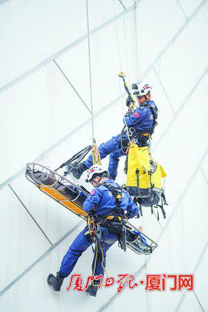 曙光救援队带来的高空绳降救援展示。