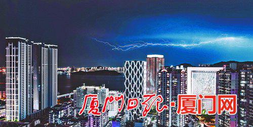 昨晚,空中划过一道道闪电。(本报记者 林铭鸿 摄)