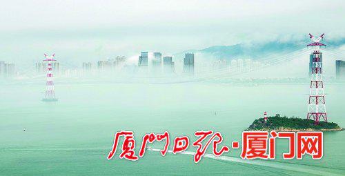 昨日上午,平流雾把海沧变成仙境。(通讯员谢勤摄)