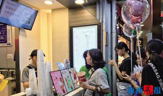 炎炎夏日,冷饮受到消费者欢迎。实习生 李琪 摄