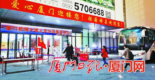 大巴停靠分流服务中心,党员干部再度开始忙碌。