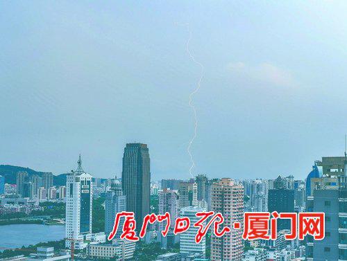 昨日下午5点左右的雷电。(本报记者 林铭鸿 摄)