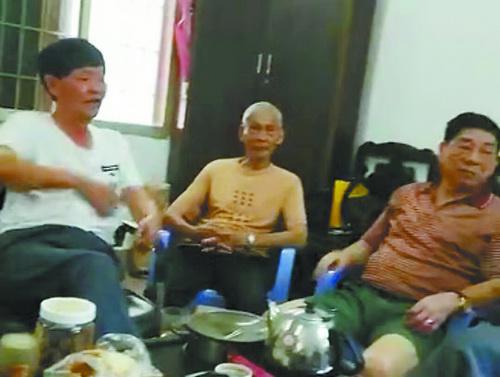 ■黄金春自拍自己和战友们相聚的画面。