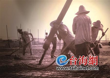 ◆老照片:东渡码头施工场景 来源:特区纪念馆