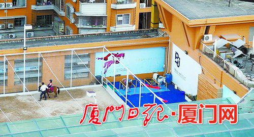 9日,居民反映莲花广场商场楼顶天台又开始跑马了。(视频截图)
