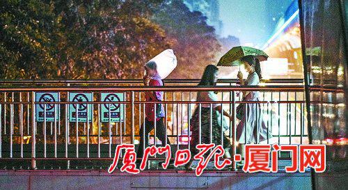 昨日夜间下了几阵小雨。(本报记者 林铭鸿 摄)