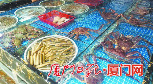 这个假期,水产品很受欢迎。(本报记者 林雯 摄)