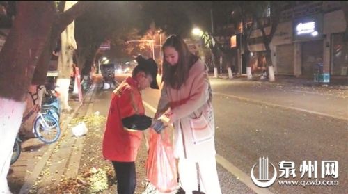 杨小姐送慰问品给环卫工人(图片由受访者提供)