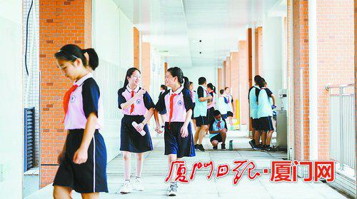 龙湫亭实验学校的同学们已经来到校园适应新环境。