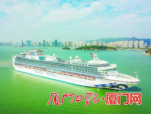 ▲邮轮缓缓驶进厦门国际邮轮母港。 (本报记者 王火炎 王协云 摄)