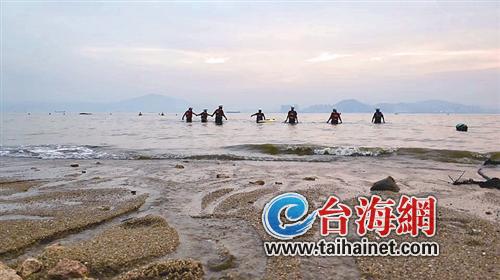 ▲救援队正在海上搜救溺水大学生