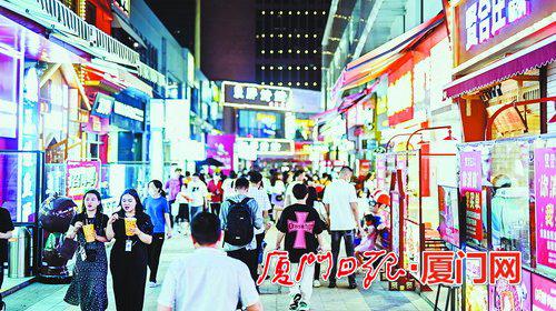 “五一”期间,夜晚繁华的湖里。图为湖里万达金街。(本报记者 林铭鸿 摄)